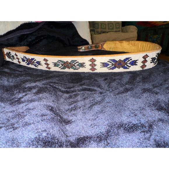 VINTAGE NATIVE GLASS INTRICATELY BEADED BELT ON TOOLED LEATHER - Picture 4 of 9